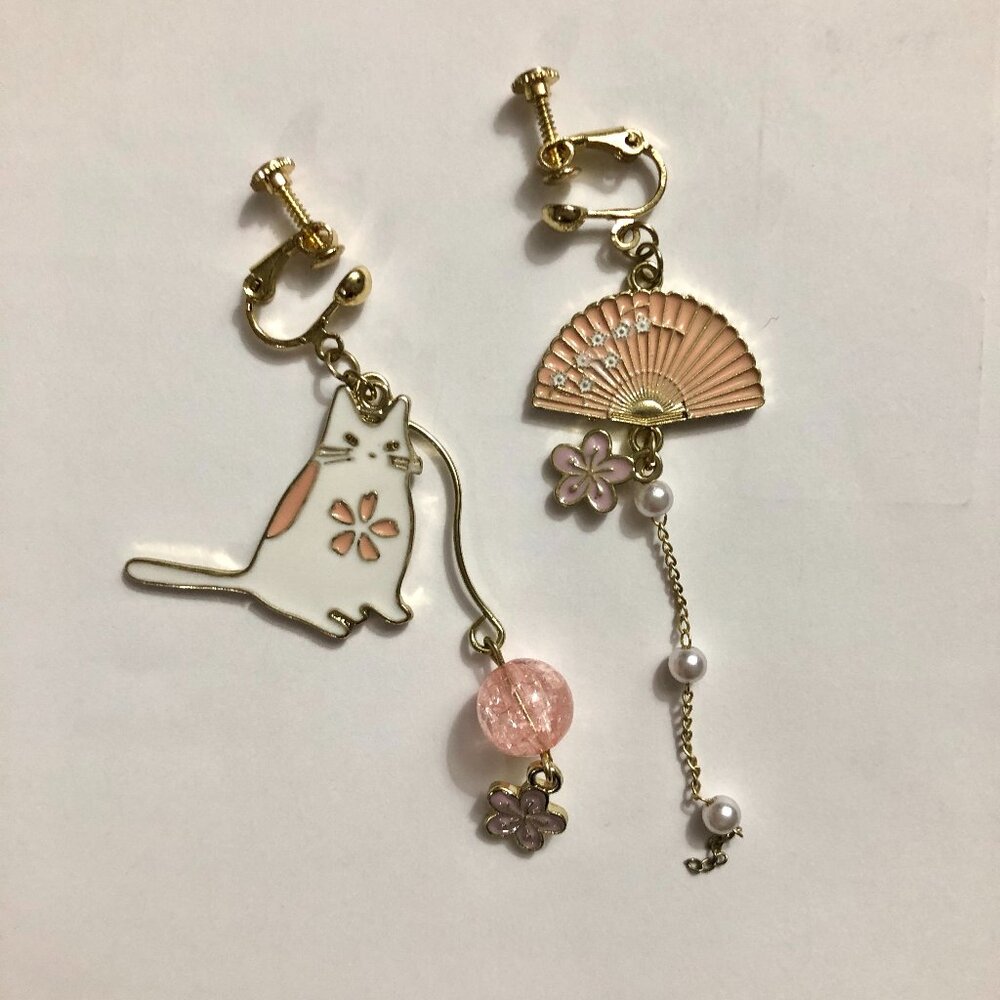 2/$10🌷Sakura theme cat clip-on earrings